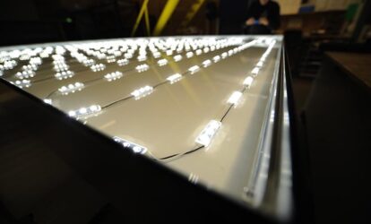 Led-verlichting in verlicht textielframe, voor egale uitlichting van geprint textieldoek. Zowel het textielframe als het geprinte doek produceren wij op maat.